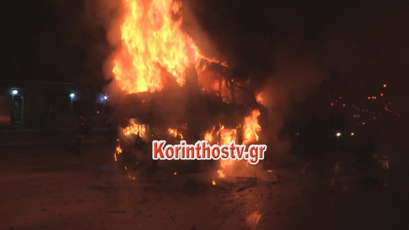 Ισθμός: Λεωφορείο πήρε φωτιά εν κινήσει -Σώοι οι επιβάτες (εικόνες, βίντεο)